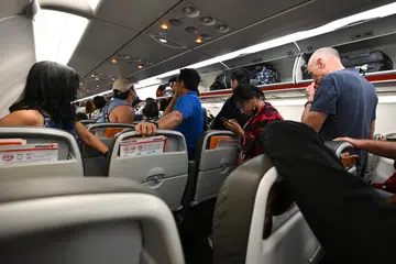 Dapatan warga Singapura membangunkan penumpang tepi lorong untuk ke tandas, atau lelaki lebih cenderung memberikan tempat duduk mereka di pesawat, cerminkan pengalaman perjalanan sehari-hari yang membentuk keselesaan dan kepuasan penumpang.