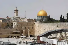 CITRA KEDAMAIAN: Keadaan yang dirakamkan pada 21 Mei lalu menunjukkan Tembok Ratapan di Baitulmakdis (kanan) yang merupakan tapak suci kaum Yahudi dan Kubah As-Sakhrah (kubah emas) dan Masjid Al-Aqsa bersebelahannya yang terlindung, menyaksikan konflik berdarah antara rakyat Palestin dan pemerintah Israel selama 11 hari antara 10 hingga 21 Mei lalu. - Foto AFP