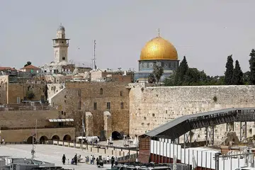 CITRA KEDAMAIAN: Keadaan yang dirakamkan pada 21 Mei lalu menunjukkan Tembok Ratapan di Baitulmakdis (kanan) yang merupakan tapak suci kaum Yahudi dan Kubah As-Sakhrah (kubah emas) dan Masjid Al-Aqsa bersebelahannya yang terlindung, menyaksikan konflik berdarah antara rakyat Palestin dan pemerintah Israel selama 11 hari antara 10 hingga 21 Mei lalu. - Foto AFP