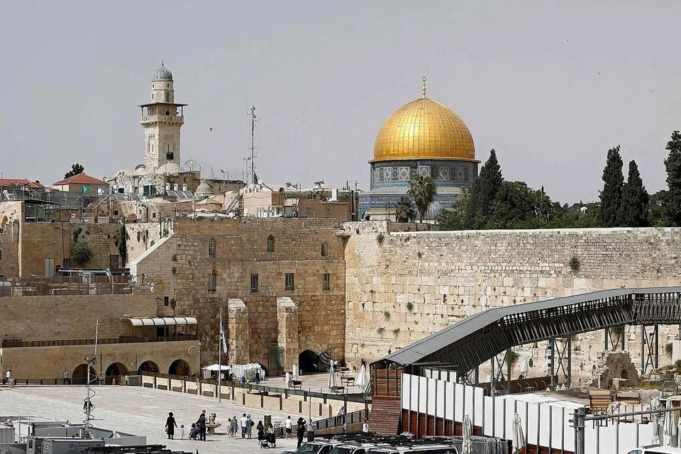 CITRA KEDAMAIAN: Keadaan yang dirakamkan pada 21 Mei lalu menunjukkan Tembok Ratapan di Baitulmakdis (kanan) yang merupakan tapak suci kaum Yahudi dan Kubah As-Sakhrah (kubah emas) dan Masjid Al-Aqsa bersebelahannya yang terlindung, menyaksikan konflik berdarah antara rakyat Palestin dan pemerintah Israel selama 11 hari antara 10 hingga 21 Mei lalu. - Foto AFP