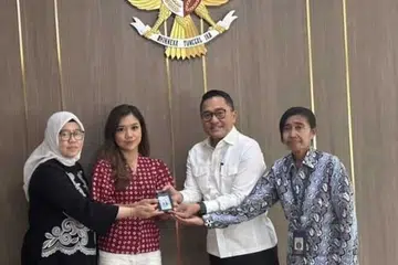 Kad media Cik Diana Valencia, wartawan CNN Indonesia (dua dari kiri), yang dibatalkan dipulangkan semula oleh Pejabat Protokol, Akhbar dan Media Sekretariat Presiden 
