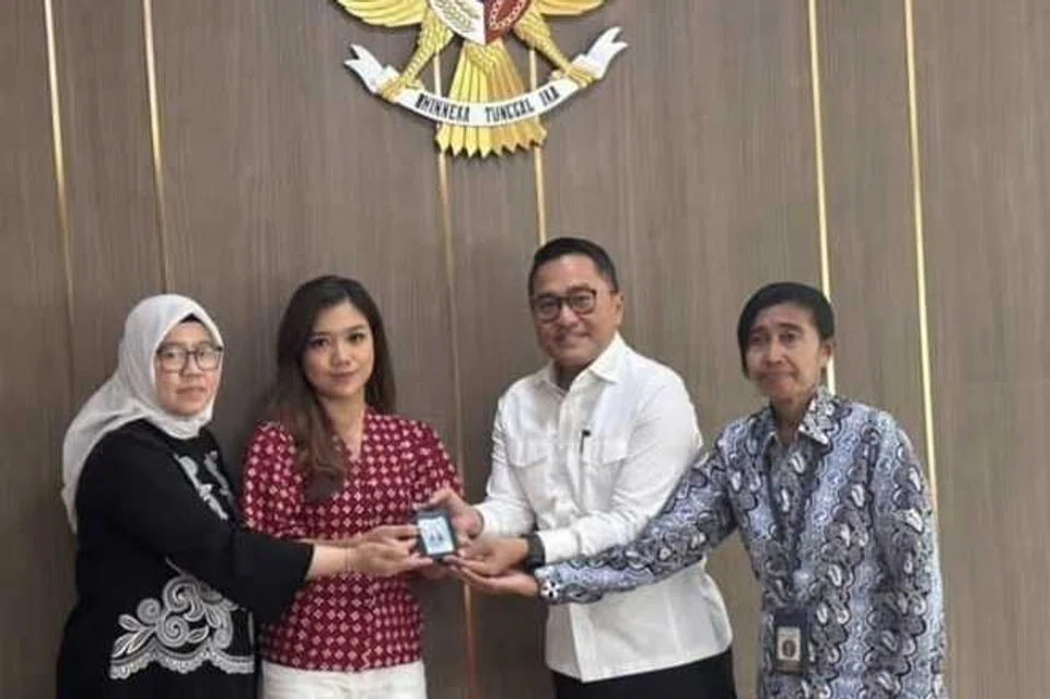 Kad media Cik Diana Valencia, wartawan CNN Indonesia (dua dari kiri), yang dibatalkan dipulangkan semula oleh Pejabat Protokol, Akhbar dan Media Sekretariat Presiden 