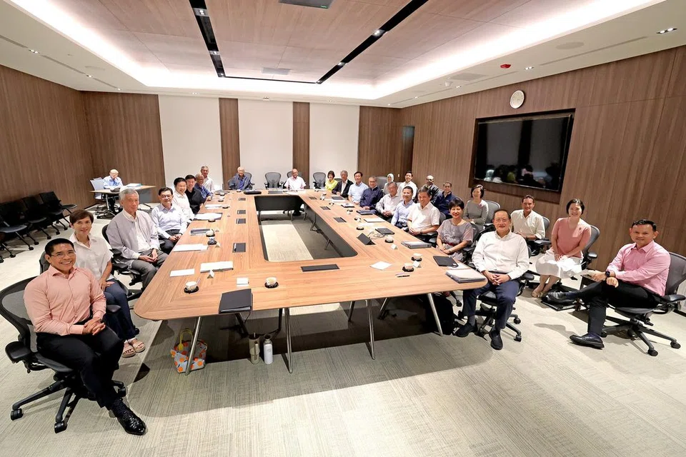Mesyuarat Kabinet pertama Encik Lawrence Wong (lima dari kiri) diadakan pada 16 Mei dan turut dihadiri oleh Menteri Kanan, Encik Lee Hsien Loong (tiga dari kiri); Timbalan Perdana Menteri, Encik Heng Swee Keat (empat dari kiri); serta anggota Kabinet yang lain.