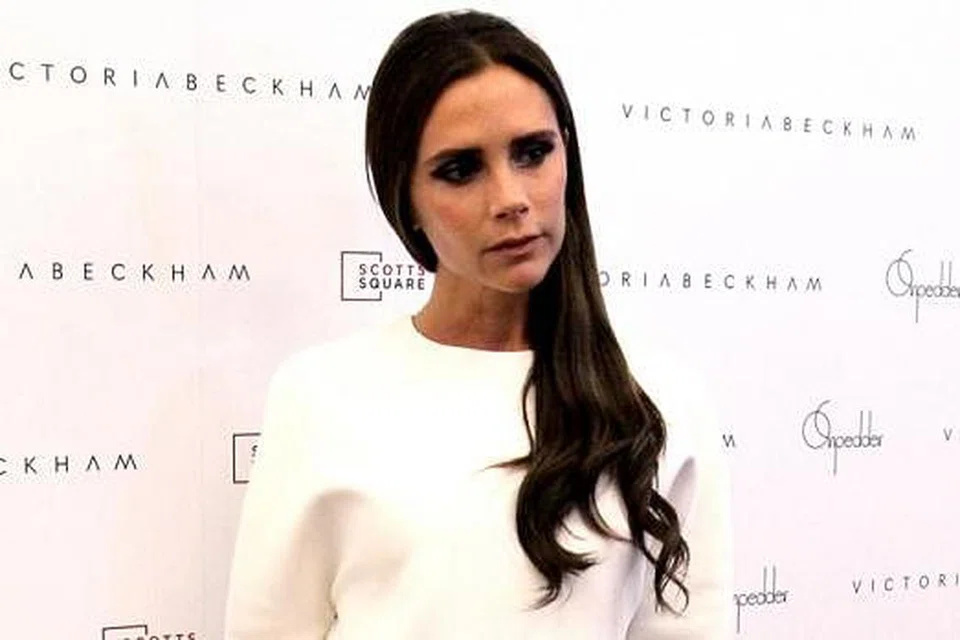 KUIH TUMPAH KE NASI: Victoria Beckham tidak lagi asing dalam dunia peragaan dan muzik. Nampaknya anak beliau, Romeo, turut mengikuti jejak langkahnya. Baru-baru ini, Romeo, yang baru berusia 12 tahun, muncul dalam iklan filem pendek terbaru Burberry berjudul From London With Love yang diilhamkan daripada muzikal era 1930-an. - Foto NP