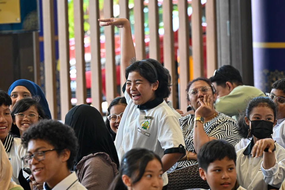 Salah seorang murid Sekolah Rendah Evergreen dengan penuh bersemangat menjawab soalan yang dikemukakan oieh pengacara majlis.