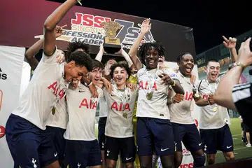 Pemain belia Tottenham Hotspur meraikan kemenangan mereka dalam kategori Pro-16 pada 4 September 2022 di kejohanan bola sepak Tujuh Sepasukan Profesional Singapura JSSL.