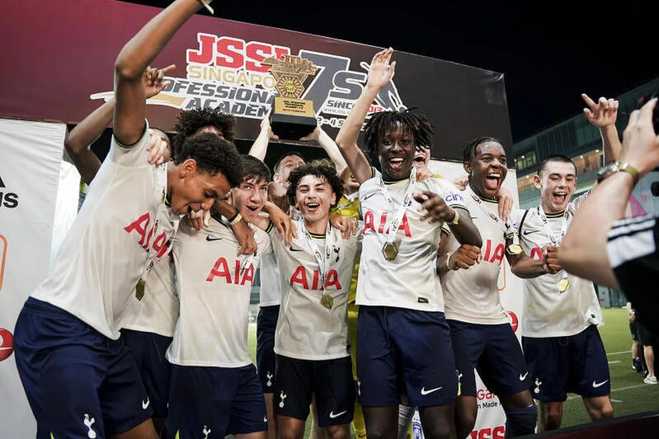 Pemain belia Tottenham Hotspur meraikan kemenangan mereka dalam kategori Pro-16 pada 4 September 2022 di kejohanan bola sepak Tujuh Sepasukan Profesional Singapura JSSL.