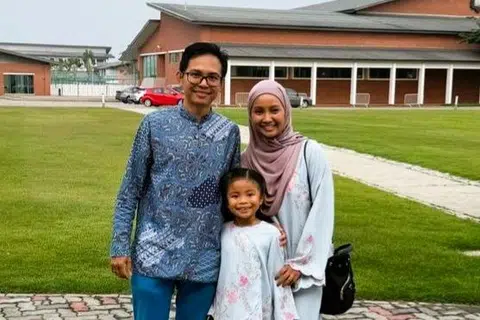 Encik Muhammad Haikal Yeo (kiri), bersama isterinya, Cik Nur Syafiqah Abdul Rahman, dan anak mereka Nuha Yeo, mengakui suasana kejiranan dan kemasyarakatan di negeri itu menjadikan mereka tidak terasa asing walaupun hanya berada di seberang Tambak.
