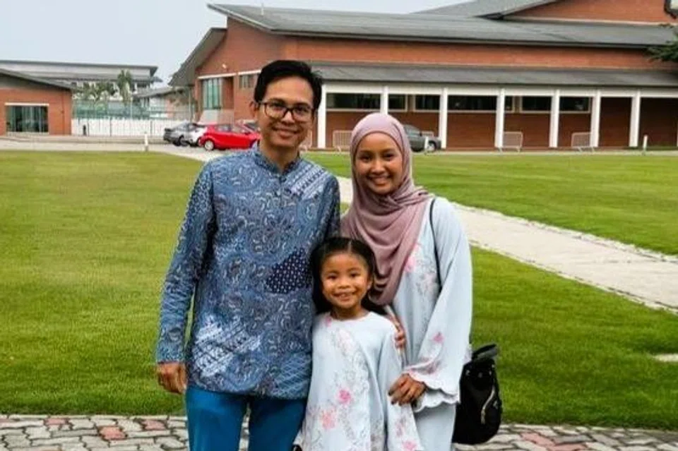 Encik Muhammad Haikal Yeo (kiri), bersama isterinya, Cik Nur Syafiqah Abdul Rahman, dan anak mereka Nuha Yeo, mengakui suasana kejiranan dan kemasyarakatan di negeri itu menjadikan mereka tidak terasa asing walaupun hanya berada di seberang Tambak.