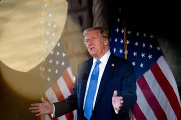 Bakal Presiden Amerika Syarikat, Encik Donald Trump, menjawab soalan wartawan di sidang media di pusat peranginan, Mar-a-Lago, di Palm Beach, Florida, pada 16 Disember. 