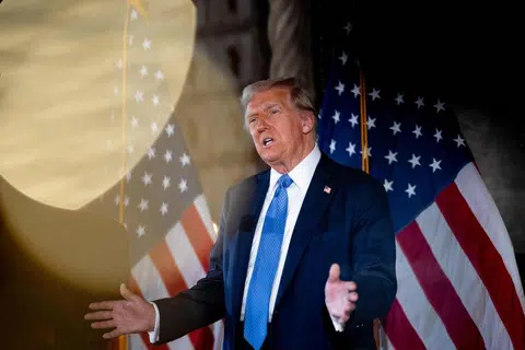 Encik Donald Trump.