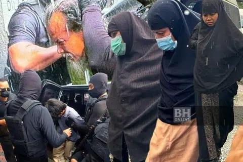 Antara ahli keluarga suspek serangan Balai Polis Ulu Tiram, Johor, dikawal ketat anggota polis ketika dibawa ke Mahkamah Johor Bahru, Johor, untuk pendakwaan kes pada 19 Jun. 
