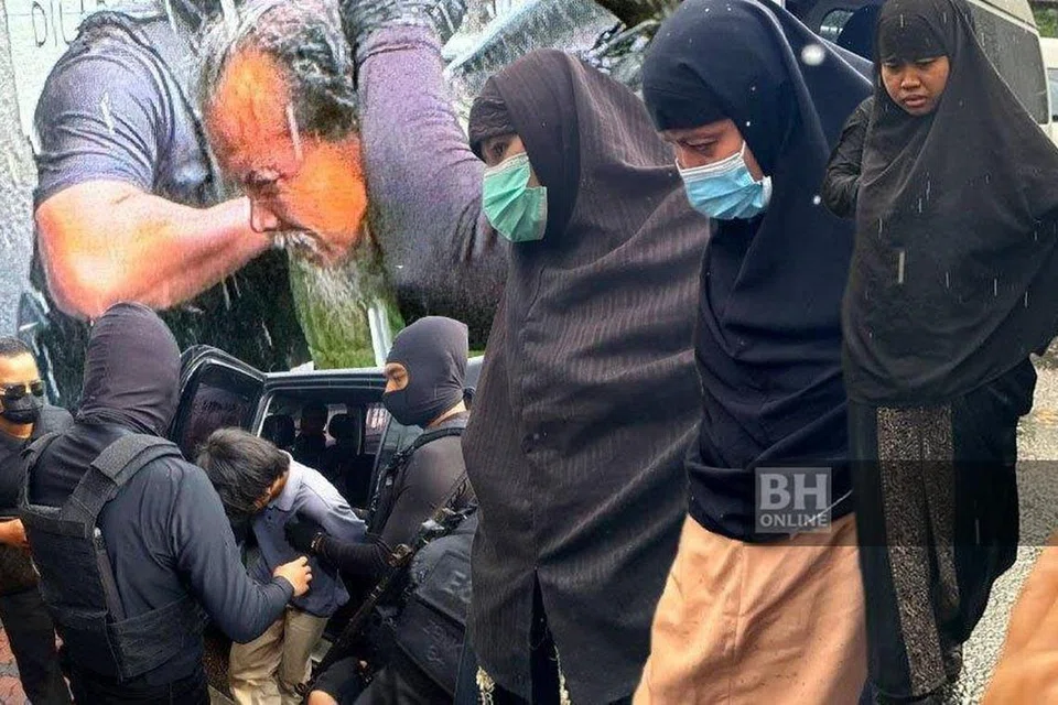 Antara ahli keluarga suspek serangan Balai Polis Ulu Tiram, Johor, dikawal ketat anggota polis ketika dibawa ke Mahkamah Johor Bahru, Johor, untuk pendakwaan kes pada 19 Jun. 
