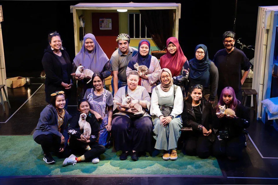 Kru pementasan ‘Kemas’ yang berlangsung di Esplanade pada 17-19 Februari 2023. Pengasas Teater Kami, Atin Amat, (duduk, empat dari kiri); Artis Residen Teater Kami, Moli Mohter (duduk, tiga dari kanan); dan pentadbir Teater Kami, Dalifa Md Sharil (berdiri, tengah), bersama kru pementasan. 