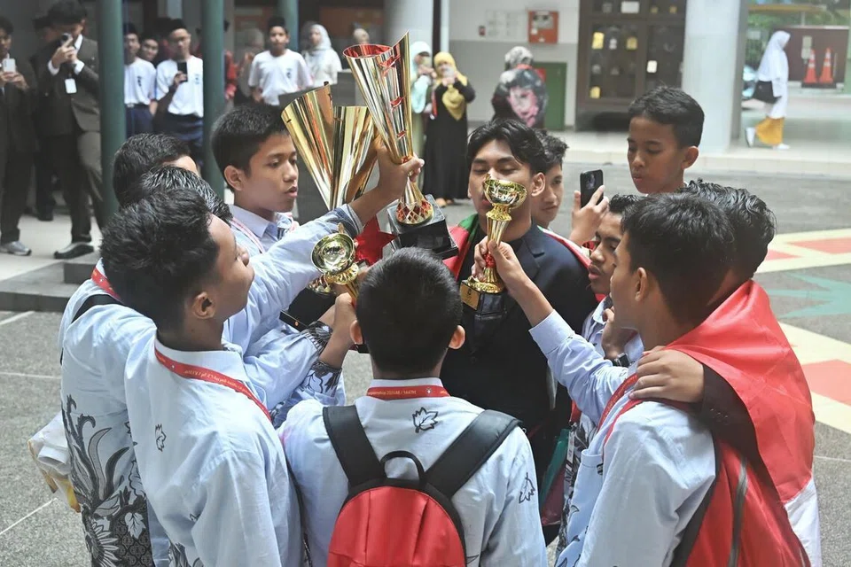 Naib Juara Bahas Piala Syed Abdul Rahman Aljunied (BP SARA), Pondok Modern Darussalam Gontor dari Indonesia, tetap bersyukur kerana dapat ikut serta dalam pertandingan debat ini.