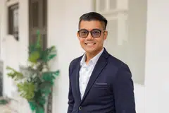 TERIMA BIASISWA: Penganalisis perisikan ancaman siber kanan di Bank of New York Mellon, Encik Fadli Sidek, merupakan penerima Biasiswa SkillsFuture dalam majlis Anugerah Biasiswa SkillsFuture dan Anugerah Majikan SkillsFuture 2023 pada 30 Oktober. Biasiswa itu diberi kepada warga Singapura yang berusaha menguasai kemahiran dalam bidang masing-masing, mendakap semangat pembelajaran sepanjang hayat dan komited menjadi mentor kepada yang lain.