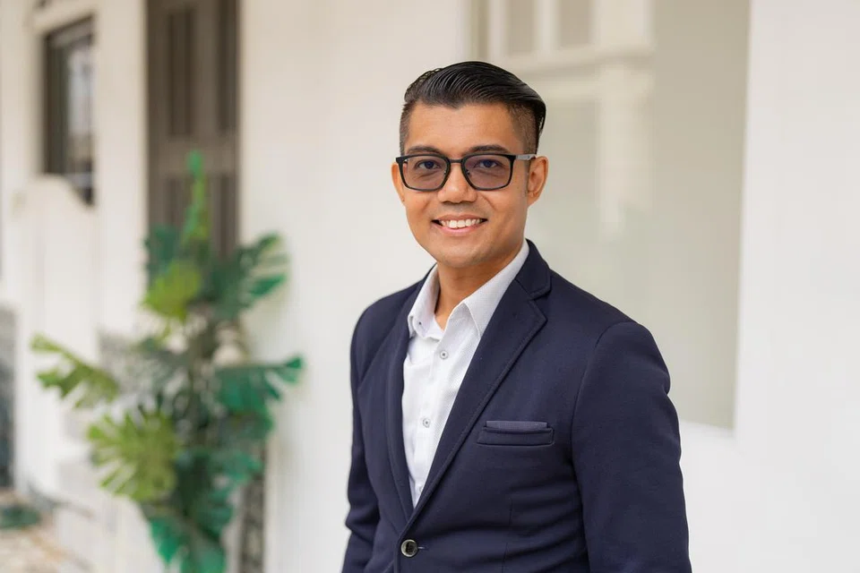 TERIMA BIASISWA: Penganalisis perisikan ancaman siber kanan di Bank of New York Mellon, Encik Fadli Sidek, merupakan penerima Biasiswa SkillsFuture dalam majlis Anugerah Biasiswa SkillsFuture dan Anugerah Majikan SkillsFuture 2023 pada 30 Oktober. Biasiswa itu diberi kepada warga Singapura yang berusaha menguasai kemahiran dalam bidang masing-masing, mendakap semangat pembelajaran sepanjang hayat dan komited menjadi mentor kepada yang lain.