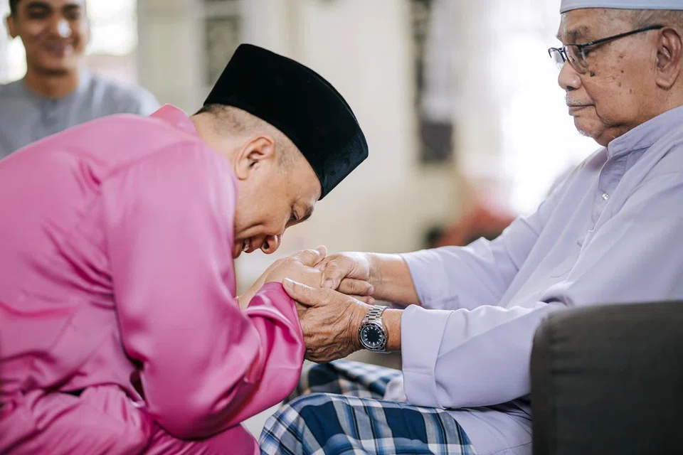 PENGAJARAN AIDILADHA: Setiap kali datangnya Hari Raya Haji atau juga dipanggil Hari Raya Korban, kita diingatkan mengenai kisah pengorbanan Nabi Ibrahim as dan anaknya, Nabi Ismail as. Apa yang berlaku kepada kededua mereka mengandungi pengajaran yang sangat penting dan berharga tentang kasih sayang serta pengorbanan seorang ayah yang didasari oleh keimanan dan ketaatan kepada Ilahi. 