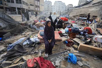 Seorang wanita Palestin duduk di tengah-tengah runtuhan sambil penduduk memeriksa lokasi sebuah rumah yang musnah akibat serangan udara pemerintahan Israel di Bandar Gaza pada 30 Julai 2026. Tentera Israel memaklumkan penduduk telah diberi amaran awal supaya mengosongkan rumah itu sebelum serangan dilancarkan, ketika rundingan gencatan senjata dilaporkan semakin hampir mencapai persetujuan termasuk cadangan pemindahan senjata Hamas kepada pasukan keselamatan Palestin di bawah Jawatankuasa Nasional bagi Pentadbiran Gaza
