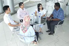 BINCANG TENTANG KAUM: Dr Muhammad Faishal Ibrahim (dua dari kiri) dalam sesi perbincangan meja bundar bersama (mengikut putaran jam) Cik Nur Syamimi Awalludin (bertudung); Encik Ng Keng Gene; moderator yang juga wartawan BH, Cik Ervina Mohd Jamil; dan Encik Wilson Silas David. - Foto ZALEHA ABDUL KADER