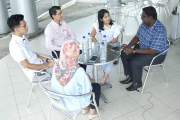 BINCANG TENTANG KAUM: Dr Muhammad Faishal Ibrahim (dua dari kiri) dalam sesi perbincangan meja bundar bersama (mengikut putaran jam) Cik Nur Syamimi Awalludin (bertudung); Encik Ng Keng Gene; moderator yang juga wartawan BH, Cik Ervina Mohd Jamil; dan Encik Wilson Silas David. - Foto ZALEHA ABDUL KADER