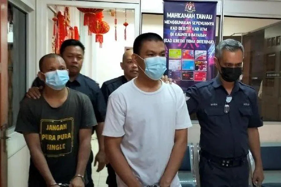 Tertuduh yang didakwa di Mahkamah Tinggi Tawau, Nulhan Khalid, 31 tahun (dua dari kanan) dan Isnawi Sarawi, 45 tahun (kiri) di Mahkamah Tinggi Tawau, Sabah.