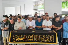 Solat jenazah Allahyarham Hasli atau nama sebenarnya Haslir Ibrahim diadakan di kolong Blok 451 Tampines Street 42 dan kemudian di Masjid Al-Istighfar oleh anak-anak lelakinya selepas solat Jumaat sebelum disemadikan di Pusara Aman. 
