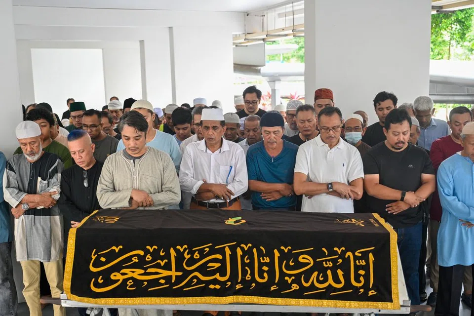 Solat jenazah Allahyarham Hasli atau nama sebenarnya Haslir Ibrahim diadakan di kolong Blok 451 Tampines Street 42 dan kemudian di Masjid Al-Istighfar oleh anak-anak lelakinya selepas solat Jumaat sebelum disemadikan di Pusara Aman. 