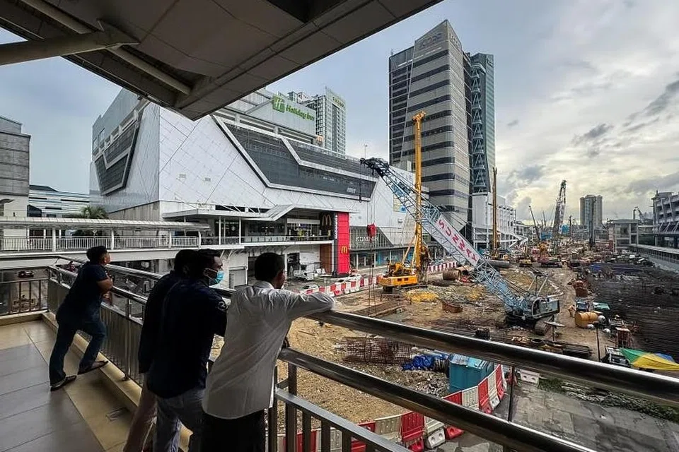 BAKAL JADI SEBAHAGIAN ZON EKONOMI KHAS?: Gambar menunjukkan tapak pembinaan Laluan Sistem Transit Laju (RTS Link) Johor Bahru-Singapura berhampiran Kompleks Kastam, Imigresen dan Kuarantin (CIQ) Sultan Iskandar.  Johor Bahru, iaitu ibu negeri Johor, sebahagian daripada kawasan pembangunan Iskandar.