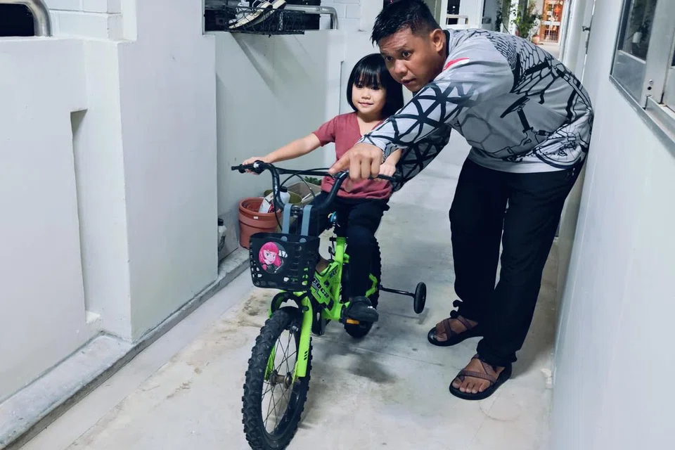 Anak penulis, Munawwarah Mohammad Hanafi, belajar bermain basikal dua roda dengan bapanya, Encik Mohammad Hanafi Ahmad. 