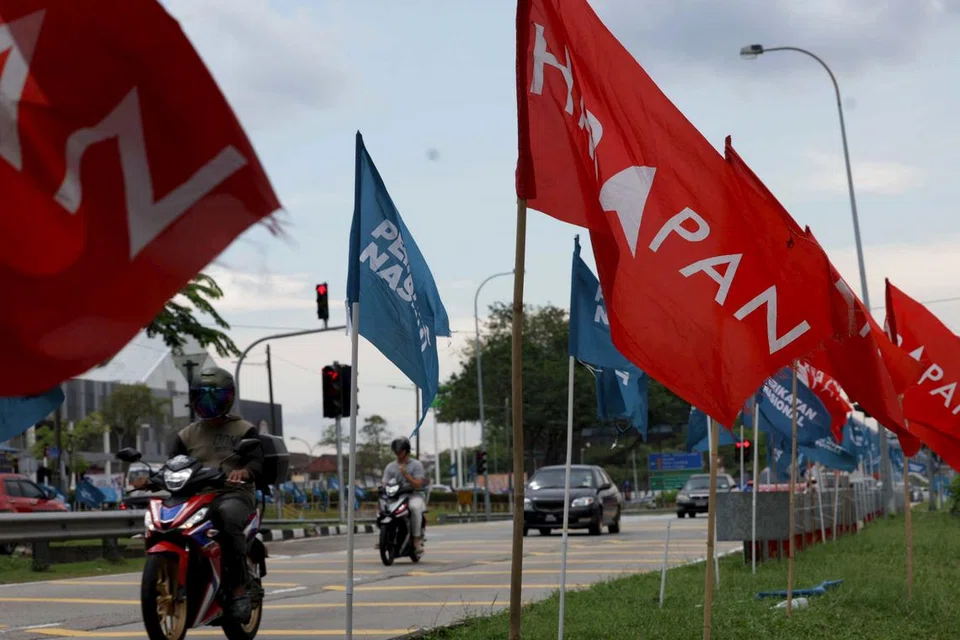 BAHANG PILIHAN RAYA KIAN HANGAT: Bahang Pilihan Raya Kecil di Parlimen Pulai dan DUN Simpang Jeram semakin terasa selepas bendera parti mula dipasang oleh jentera parti di kebanyakan kawasan antaranya di Taman Perling di Johor.