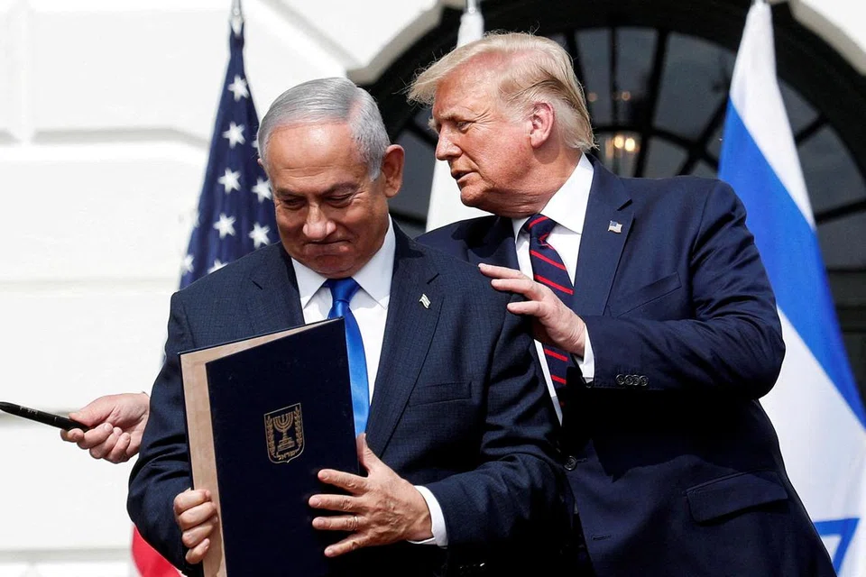 Foto fail Perdana Menteri Israel, Benjamin Netanyahu, bersama Presiden Amerika Syarikat, Donald Trump, selepas menandatangani Perjanjian Abraham yang memulihkan hubungan antara Israel dan beberapa negara jirannya di Timur Tengah. Perjanjian ini merupakan sebahagian daripada usaha penyusunan semula strategik negara-negara Timur Tengah dalam menghadapi Iran. Majlis menandatangani perjanjian ini berlangsung di South Lawn, Rumah Putih, Washington, AS, pada 15 September 2020.