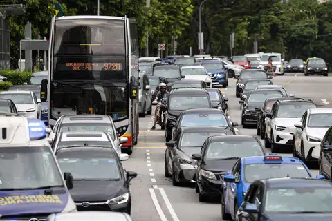 Kadar Pertumbuhan Kenderaan (VGR) untuk kereta dan motosikal akan dikekalkan pada sifar peratus setahun, manakala VGR untuk kenderaan barangan dan bas akan kekal pada 0.25 peratus setahun dari 1 Februari 2025 hingga 31 Januari 2028.