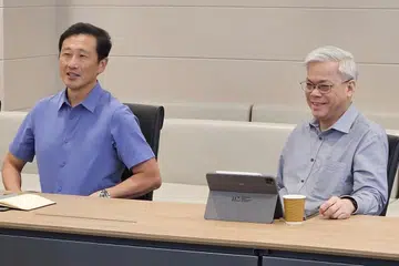 Encik Ong Ye Kung (kiri) menghargai jasa besar Encik Chan Yeng Kit membantu Kementerian Kesihatan (MOH) mengusahakan pelbagai inisiatif nasional dan perancangan menangani pandemik Covid-19 dan isu penuaan.