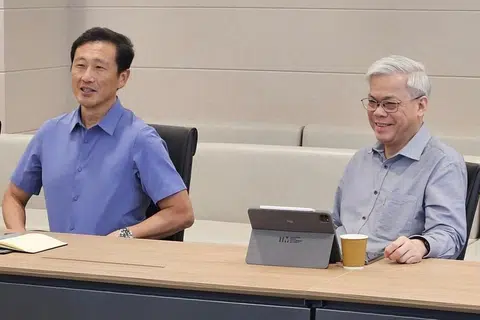 Encik Ong Ye Kung (kiri) menghargai jasa besar Encik Chan Yeng Kit membantu Kementerian Kesihatan (MOH) mengusahakan pelbagai inisiatif nasional dan perancangan menangani pandemik Covid-19 dan isu penuaan.