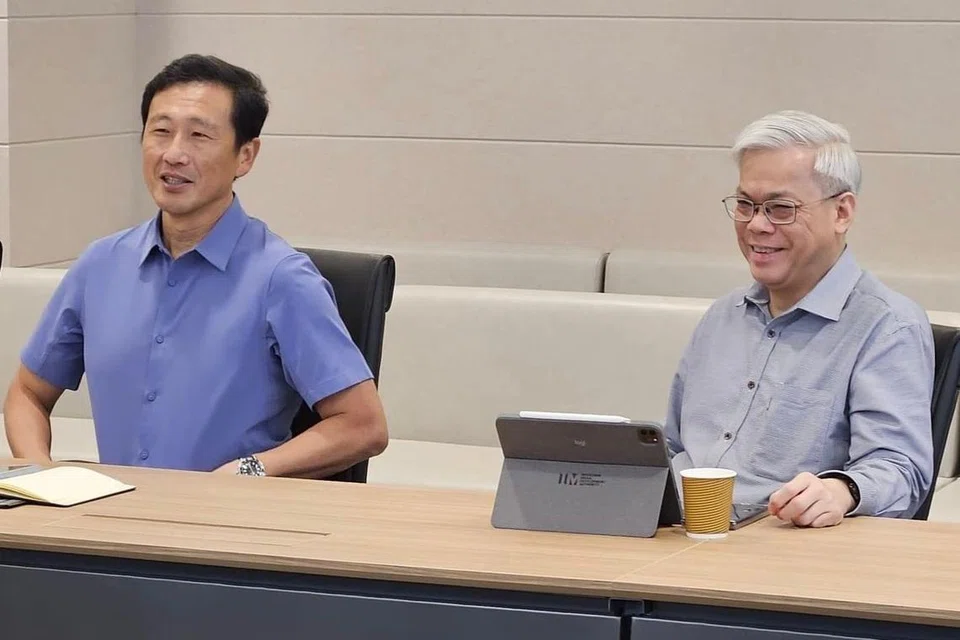 Encik Ong Ye Kung (kiri) menghargai jasa besar Encik Chan Yeng Kit membantu Kementerian Kesihatan (MOH) mengusahakan pelbagai inisiatif nasional dan perancangan menangani pandemik Covid-19 dan isu penuaan.