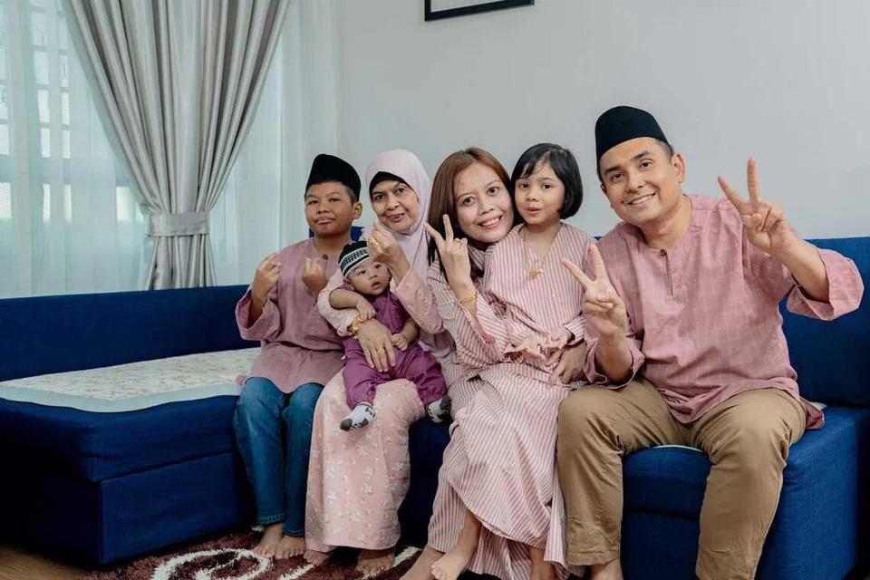 Cik Siti Haryati Salani (tiga dari kanan), mempercepatkan proses memasak dengan menyediakan terlebih dahulu pes bahan mentah yang dikisar dan kemudian dibekukan. Keluarganya terdiri daripada suami (kanan) Encik Vanderbeek Mohd Nizam Ramli, ibu (bertudung) Cik Mariam Hamzah, dan tiga anak (dari kiri) Muhammad Rizqi, Muhammad Raeef Mateen dan Rizqah Inara.