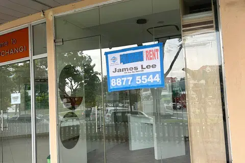 SUDAH DITUTUP: Pejabat syarikat ubah elok yang pemiliknya disyaki menghilangkan diri sudah ditutup dan disenarai untuk disewa.