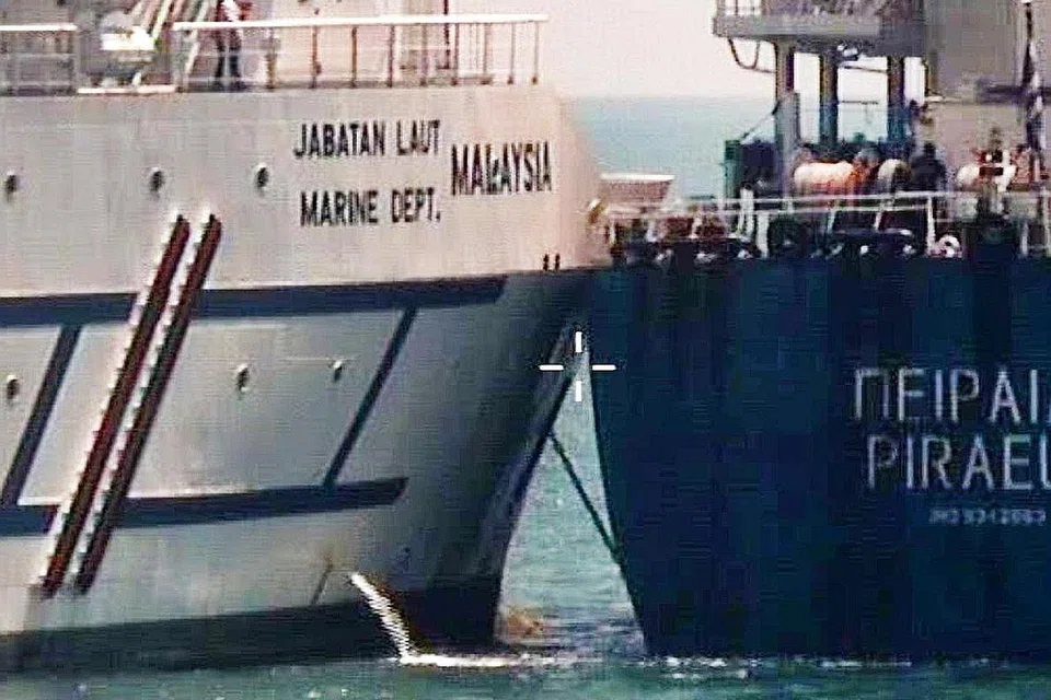 BERLANGGAR: Kesilapan kapal Pireas (kanan) semasa membelok menyebabkan pelanggaran dengan kapal Polaris yang ketika itu sedang berlabuh di kawasan yang tidak diperuntukkan sebagai kawasan berlabuh dalam kawasan had pelabuhan Singapura. - Foto fail