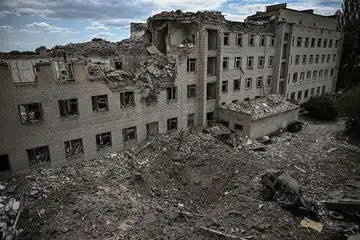 ANGKARA SERANGAN: Gambar yang diambil kelmarin menunjukkan bangunan pentadbiran yang musnah di bandar Bakhmut di wilayah timur Ukraine, Donbas. - Foto AFP