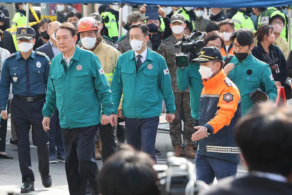 LAWATAN PILU: Presiden Korea Selatan, Encik Yoon Suk Yeol (depan), tiba di tapak nahas bagi melihat secara dekat kawasan di mana sekurang-kurangnya 153 orang termasuk 24 warga asing maut akibat rempuhan semasa sambutan perayaan 'Halloween'. - Foto AFP YANG TINGGAL: 
