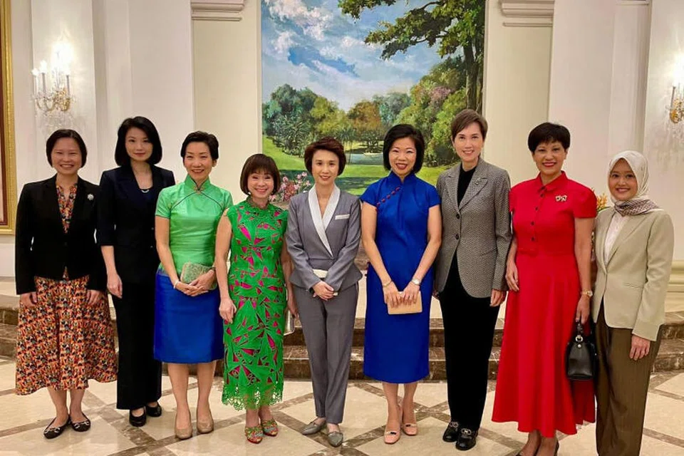 Pemegang jawatan politik wanita (dari kiri) Menteri Negara (Pendidikan merangkap Tenaga Manusia), Cik Gan Siow Huang; Menteri Negara (Ehwal Dalam Negeri merangkap Pembangunan Sosial dan Keluarga) Cik Sun Xueling; Menteri Kemampanan dan Sekitaran, Cik Grace Fu; Menteri Negara Kanan (Kemampanan dan Sekitaran merangkap Pengangkutan), Dr Amy Khor; Menteri Negara Kanan (Perdagangan dan Perusahaan merangkap Kebudayaan, Masyarakat dan Belia), Cik Low Yen Ling; Menteri Negara Kanan (Ehwal Luar merangkap Pembangunan Negara), Cik Sim Ann; Menteri Perhubungan dan Penerangan, Cik Josephine Teo; Menteri Kedua (Kewangan merangkap Pembangunan Negara), Cik Indranee Rajah; dan Menteri Negara (Perhubungan dan Penerangan merangkap Kesihatan), Cik Rahayu Mahzam, berpakaian rasmi dalam bentuk sut dan gaun di upacara angkat sumpah jawatan Perdana Menteri Lawrence Wong di Istana. 