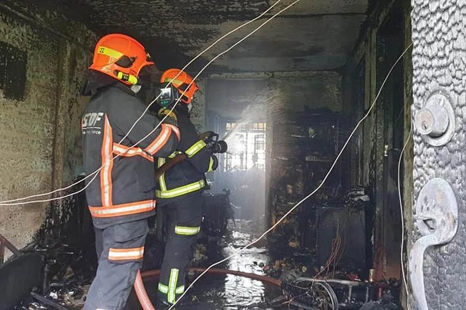 Apabila kakitangan SCDF tiba di Blok 27 New Upper Changi Road itu, seorang penghuni yang telah keluar bersama seorang bayi memberitahu masih ada orang dalam flat tiga bilik yang terbakar itu.