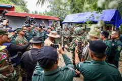 Foto edaran yang disediakan oleh Agence Kampuchea Presse (AKP) menunjukkan anggota Pasukan Pemerhati Asean (AOT) berada di Kampung Prey Chan bagi tujuan pemeriksaan dan pemantauan, di wilayah Banteay Meanchey, Kemboja, 13 November 2025. Pasukan Pemerhati Asean (AOT) melawat Kampung Prey Chan di komune Ou Beychoan, daerah Ou Chrov, Banteay Meanchey, bagi menilai keadaan tiga orang awam Kemboja yang cedera selepas berlaku insiden pertempuran di sempadan pada petang 12 November. Ketiga-tiga mangsa kini menerima rawatan perubatan di Hospital Wilayah Persahabatan Kemboja–Jepun di daerah Mongkol Borei.