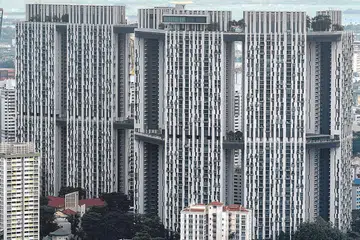 URUS TRANSAKSI $1 JUTA: Taufik Batisah baru-baru ini menjual sebuah flat HDB di Pinnacle@Duxton (atas) pada harga lebih $1 juta bagi seorang pasangan Melayu-Sweden. - Foto fail