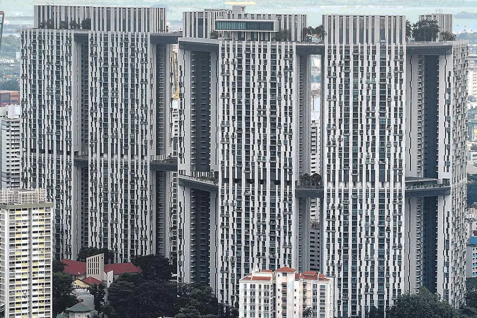 URUS TRANSAKSI $1 JUTA: Taufik Batisah baru-baru ini menjual sebuah flat HDB di Pinnacle@Duxton (atas) pada harga lebih $1 juta bagi seorang pasangan Melayu-Sweden. - Foto fail