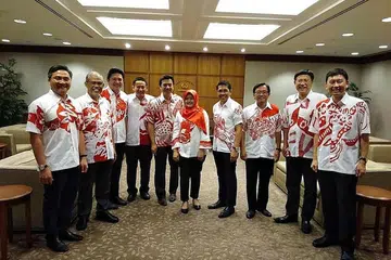 BUSANA MENTERI DAN VIP: Baju dengan corak batik ciptaan Allahyarham Sarkasi Said menjadi pilihan menteri dan anggota parlimen dalam banyak NDP. - Foto FACEBOOK ENCIK MASAGOS ZULKIFLI MASAGOS MOHAMAD