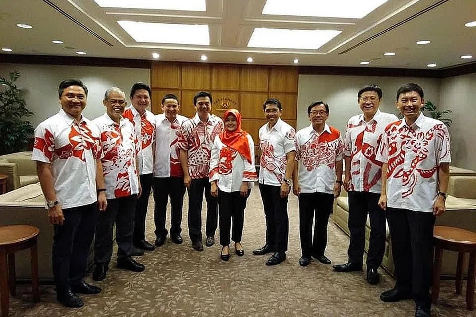 BUSANA MENTERI DAN VIP: Baju dengan corak batik ciptaan Allahyarham Sarkasi Said menjadi pilihan menteri dan anggota parlimen dalam banyak NDP. - Foto FACEBOOK ENCIK MASAGOS ZULKIFLI MASAGOS MOHAMAD