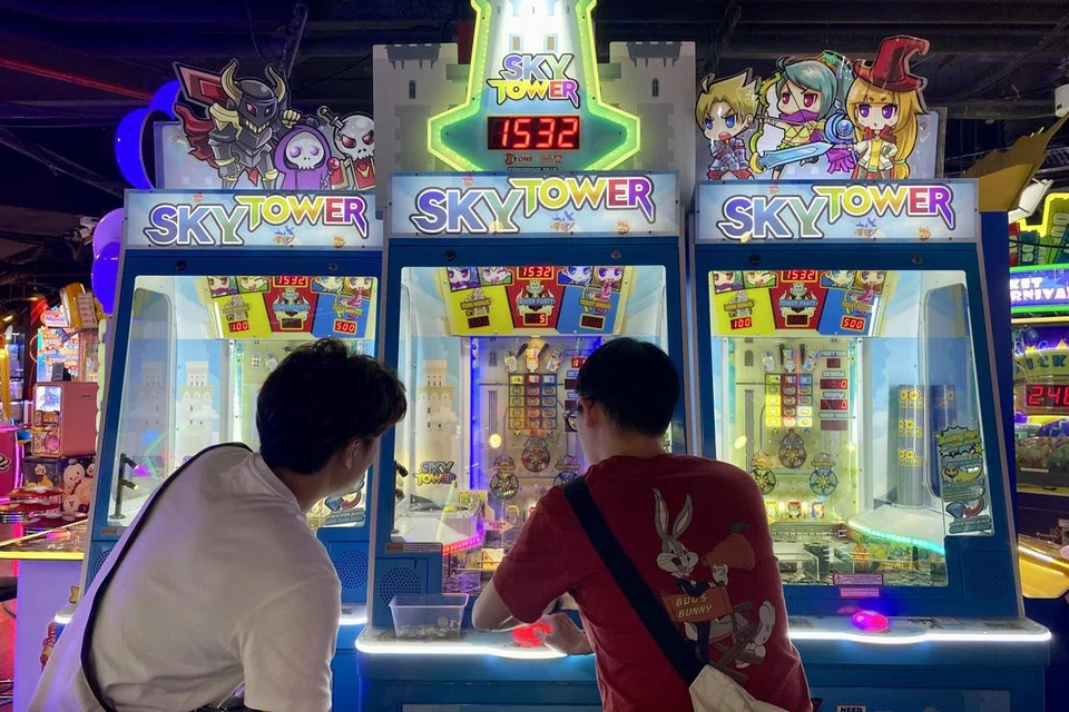 BOLEH JADI KETAGIH: Permainan arked menyeronokkan dan dapat mengurangkan tekanan namun tanpa disedari, banyak wang dihabiskan di pusat permainan ini.