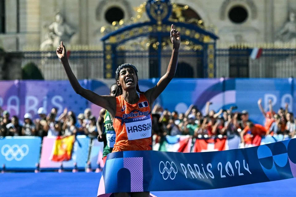 Pelari Belanda, Sifan Hassan, melepasi garisan penamat di tempat pertama dalam acara maraton wanita di Sukan Olimpik Paris 2024 di Paris pada 11 Ogos 2024. Beliau atlet pertama meraih tiga pingat acara jarak jauh dalam satu temasya Olimpik sejak pelari Czech, Emil Zatopek, mencapainya pada 1952.